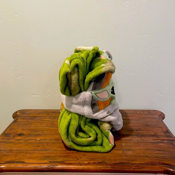 Disney Baby Yoda blanket. - Picture 4 of 4
